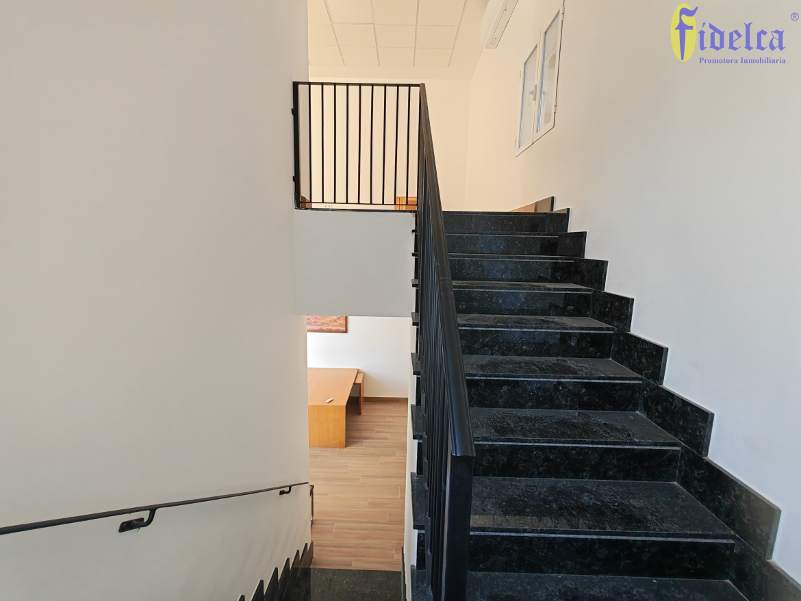 4- ESCALERA OFICINA